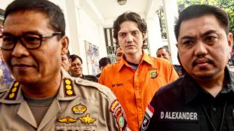 Tatapan Tajam Ozzy Albar di Tengah Ratusan Tersangka Narkoba