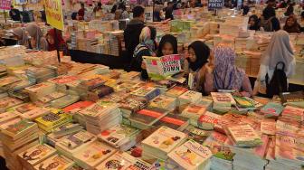 Pengunjung melihat buku yang dijual pada Indonesia International Book Fair (IIBF) 2018 di Jakarta Convention Center, Jakarta, Jumat (14/9).[Suara.com/Muhaimin A Untung]
