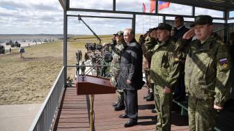 Presiden Rusia Valdimir Putin memantau latihan militer Rusia bersama Cina  Vostok 2018 di Siberia Timur,Rusia, Kamis (13/9).[AFP/Alexey NIKOLSKY]