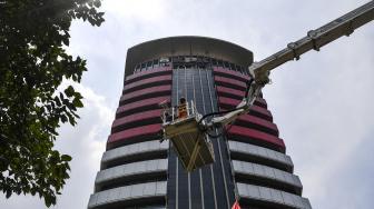 Petugas pemadam kebakaran memadamkan api saat simulasi penanggulangan kebakaran di gedung KPK, Jakarta, Jumat (14/9).[ANTARA FOTO/Sigid Kurniawan]