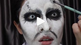 Begini Tutorial Make-up Valak Seksi ala Ladyboy Thailand