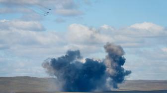 Ledakan terlihat saat latihan militer Rusia bersama Cina Vostok 2018 di Siberia,Rusia, Kamis (13/9).[AFP/Mladen Antonov]