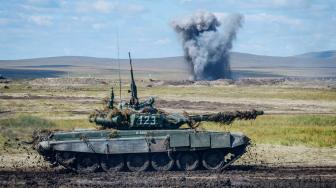 Tank Rusia berpartisipasi dalam latihan militer Rusia bersama Cina Vostok 2018, di Siberia, Rusia, Kamis (13/9).[AFP/Mladen Antonov]
