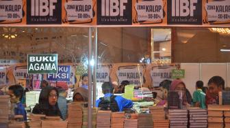 Pengunjung melihat buku yang dijual pada Indonesia International Book Fair (IIBF) 2018 di Jakarta Convention Center, Jakarta, Jumat (14/9).[Suara.com/Muhaimin A Untung]
