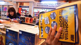 Pengunjung melihat buku yang dijual pada Indonesia International Book Fair (IIBF) 2018 di Jakarta Convention Center, Jakarta, Jumat (14/9).[Suara.com/Muhaimin A Untung]
