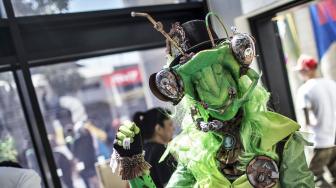 Cosplay berpose dalam acara Comic-Con di Johannesburg, Afrika Selatan, Jumat (14/9).[AFP/MARCO LONGARI] 