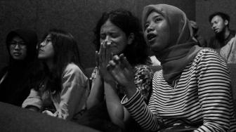 Penyandang tunanetra didampingi relawan saat menonton film dokumenter di sebuah bioskop di Paviliun 88, Petogogan, Jakarta Selatan, Sabtu (15/9). [Suara.com/Oke Dwi Atmaja]