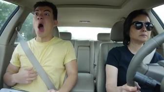 Ngakak! Aksi YouTuber Joget dan Lipsync di Dalam Mobil