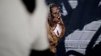 Cosplay  zombie berpose dalam acara Comic-Con di Johannesburg, Afrika Selatan, Jumat (14/9).[AFP/MARCO LONGARI] 