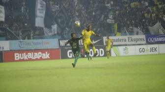 Suasana laga Sriwijaya FC vs Persebaya. [Suara.com / Andhiko TUNGGA ALAM]