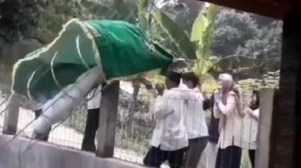 Heboh Viral Detik - detik Pocong di Keranda Mayat Terjebur Kolam