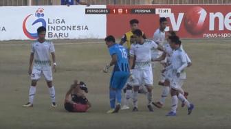 Brutal, Pemain Persiwa Wamena Hajar Wasit Hingga Tersungkur