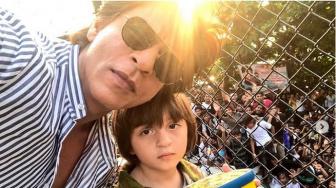 Anak Shahrukh Khan Berdoa di Depan Patung Dewa, Netizen Heboh