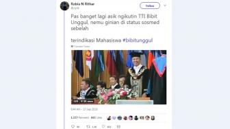 Lupa Salaman, Wisudawan Ini Nyelonong Depan Rektor