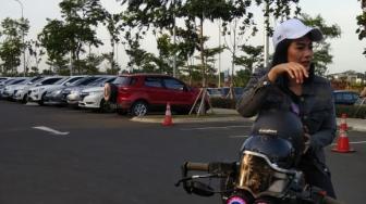 4 Seleb Cantik Pose Bareng Motor, Siapa Paling Keren?