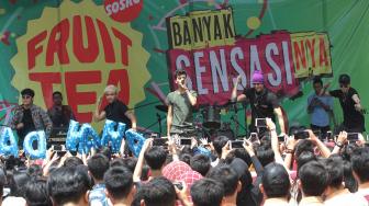 Boyband latin CNCO saat menghibur ratusan siswa SMA Ananda Bekasi lewat pertunjukan 'Fruit Tea School Sensation', Jawa Barat, Selasa (18/9). [Suara.com/Oke Dwi Atmaja]