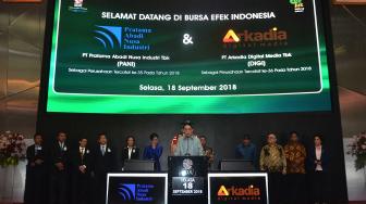 Seorang memotret pencatatan perdana saham PT Arkadia Digital Media Tbk di Bursa Efek Indonesia, Selasa (18/9). [Suara.com/Muhaimin A Untung] Komisaris Utama PT Arkadia Digital Media Tbk Stephen Sulistyo berbicara saat pembukaan pencatatan perdana saham PT Arkadia Digital Media Tbk di Bursa Efek Indonesia, Selasa (18/9). [Suara.com/Muhaimin A Untung] 