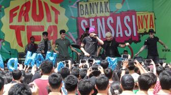 Boyband latin CNCO saat menghibur ratusan siswa SMA Ananda Bekasi lewat pertunjukan 'Fruit Tea School Sensation', Jawa Barat, Selasa (18/9). [Suara.com/Oke Dwi Atmaja]