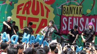 Boyband Latin CNCO Guncang Panggung Fruit Tea School Sensation