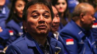 Politikus Partai Demokrat Roy Suryo menghadiri acara HUT Ke-17 Partai Demokrat di Jakarta, Senin (17/9). 
[ ANTARA FOTO/Rivan Awal Lingga ]