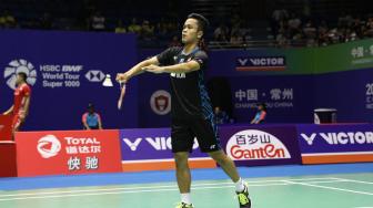 Pebulu tangkis tunggal putra Indonesia Anthony Sinisuka Ginting mengembalikan kok ke arah lawannya pebulu tangkis Cina Lin Dan pada turnamen China Open 2018 di Olympic Sports Center Xincheng Gymnasium, Changzhou, Cina, Selasa (18/9). ANTARA FOTO/HO/Humas PBSI