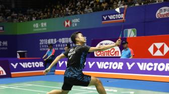 Pebulu tangkis tunggal putra Indonesia Anthony Sinisuka Ginting mengembalikan kok ke arah lawannya pebulu tangkis Cina Lin Dan pada turnamen China Open 2018 di Olympic Sports Center Xincheng Gymnasium, Changzhou, Cina, Selasa (18/9). ANTARA FOTO/HO/Humas PBSI