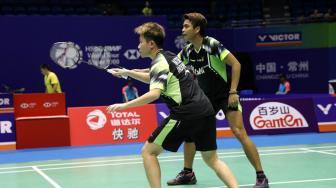 Pebulu tangkis ganda campuran Indonesia, Tontowi Ahmad (kanan) dan Liliyana Natsir (kiri) bersiap menerima servis dari lawannya pebulu tangkis Jepang Yuki Kaneko dan Misaki Matsutomo pada turnamen China Open 2018 di Olympic Sports Center Xincheng Gymnasium, Changzhou, Cina, Selasa (18/9). ANTARA FOTO/HO/Humas PBSI