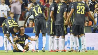 Pemain Juventus Cristiano Ronaldo bereaksi setalah menerima kartu merah saat melawan Valencia pada matchday pertama Grup H Liga Champions, di Stadion Mestalla, Rabu (19/9). [AFP/JOSE JORDAN]