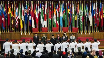 Gubernur Jawa Barat Ridwan Kamil (tengah) memimpin pelantikan Bupati serta Wali Kota di gedung Merdeka, Bandung, Jawa Barat, Kamis (20/9). [ANTARA FOTO/M Agung Rajasa]
