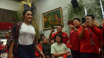 Krisdayanti memperagakan busana kampanye Pemilu 2019 saat fashion show di DPP PDI Perjuangan sekaligus peluncuran Tagline Kampanye dan Atribut Milenial, Jakarta, Kamis (20/9). [Suara.com/Muhaimin A Untung]