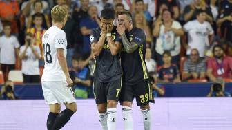 Pemain Juventus Cristiano Ronaldo bereaksi setalah menerima kartu merah saat melawan Valencia pada matchday pertama Grup H Liga Champions, di Stadion Mestalla, Rabu (19/9). [AFP/JOSE JORDAN]