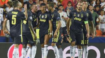 Pemain Juventus Cristiano Ronaldo bereaksi setalah menerima kartu merah saat melawan Valencia pada matchday pertama Grup H Liga Champions, di Stadion Mestalla, Rabu (19/9). [AFP/JOSE JORDAN]