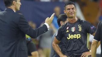 Pemain Juventus Cristiano Ronaldo bereaksi setalah menerima kartu merah saat melawan Valencia pada matchday pertama Grup H Liga Champions, di Stadion Mestalla, Rabu (19/9). [AFP/JOSE JORDAN]