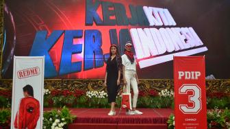 Model memperagakan busana kampanye Pemilu 2019  saat fashion show di DPP PDI Perjuangan sekaligus peluncuran Tagline Kampanye dan Atribut Milenial, Jakarta, Kamis (20/9). [Suara.com/Muhaimin A Untung]