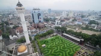 Suasana Taman Alun-alun Bandung, Jawa Barat, Jumat (21/9). [ANTARA FOTO/Raisan Al Farisi]