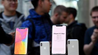 iPhone XS terbaru ditampilkan di toko Apple di Sydney, Australia, Jumat (21/9). [AFP/Saeed KHAN]
