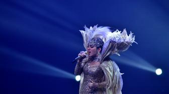 Gaya Syahrini di Konser Journey of Syahrini