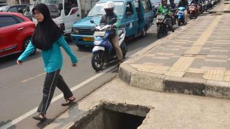 Suasana trotoar di Jalan Margonda yang berlubang, Depok, Jawa Barat, Sabtu (22/9). [Suara.com/Muhaimin A Untung]