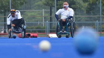 Atlet Para Games Indonesia cabang olahraga Lawn Bowls berlatih di Lapangan Hoki Kompleks GBK, Jakarta, Sabtu (22/9). [Suara.com/Muhaimin A Untung] 