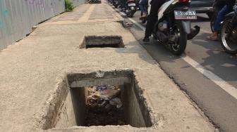 Suasana trotoar di Jalan Margonda yang berlubang, Depok, Jawa Barat, Sabtu (22/9). [Suara.com/Muhaimin A Untung]