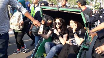 Video: Keseruan Zaskia Gotik, Ayu Ting Ting, dan Depe Diarak Naik Becak