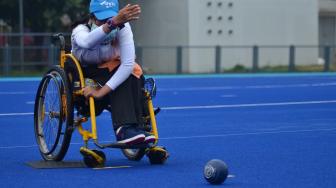 Atlet Para Games Indonesia cabang olahraga Lawn Bowls berlatih di Lapangan Hoki Kompleks GBK, Jakarta, Sabtu (22/9). [Suara.com/Muhaimin A Untung] 