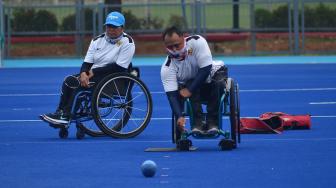 Atlet Para Games Indonesia cabang olahraga Lawn Bowls berlatih di Lapangan Hoki Kompleks GBK, Jakarta, Sabtu (22/9). [Suara.com/Muhaimin A Untung] 