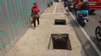 Suasana trotoar di Jalan Margonda yang berlubang, Depok, Jawa Barat, Sabtu (22/9). [Suara.com/Muhaimin A Untung]