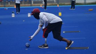 Atlet Para Games Indonesia cabang olahraga Lawn Bowls berlatih di Lapangan Hoki Kompleks GBK, Jakarta, Sabtu (22/9). [Suara.com/Muhaimin A Untung] 