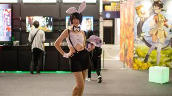 Seorang model mengenakan kostum karakter video game saat gelaran Tokyo Game Show 2018 di Tokyo, Jepang, Jumat (21/9). [AFP/ Martin BUREAU]