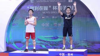 Juara China Open 2018 pebulu tangkis tunggal putra Indonesia Anthony Sinisuka Ginting (kanan) dan "runner up" pebulu tangkis Jepang Kento Momota (kiri) berada di atas podium saat upacara penyerahan hadiah usai laga final China Open 2018 di di Olympic Sports Center Xincheng Gymnasium, Changzhou, Cina, Minggu (23/9). ANTARA FOTO/HO/Humas PP PBSI