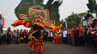 Pertunjukan Reog saat mengikuti Parade Momo di kawasan Monas, Jakarta, Minggu (23/9). [Suara.com/Muhaimin A Untung]