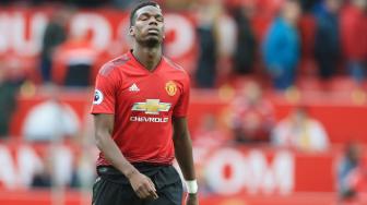 Paul Pogba meninggalkan lapangan usai menjalani pertandingan Manchester United  melawan Wolverhampton Wanderers di Old Trafford di Manchester, Inggris, Sabtu (22/9). [AFP/Lindsey PARNABY]
