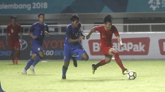 Pesepakbola Indonesia U-19 Feby Eka Putra (kanan) berebut bola dengan pesepakbola Thailand U-19 Kristana Daokrajai (kedua kanan) pada laga PSSI Anniversary U-19 Tournament 2018 di Stadion Pakansari, Bogor, Jawa Barat, Minggu (23/9). ANTARA FOTO/Yulius Satria Wijaya